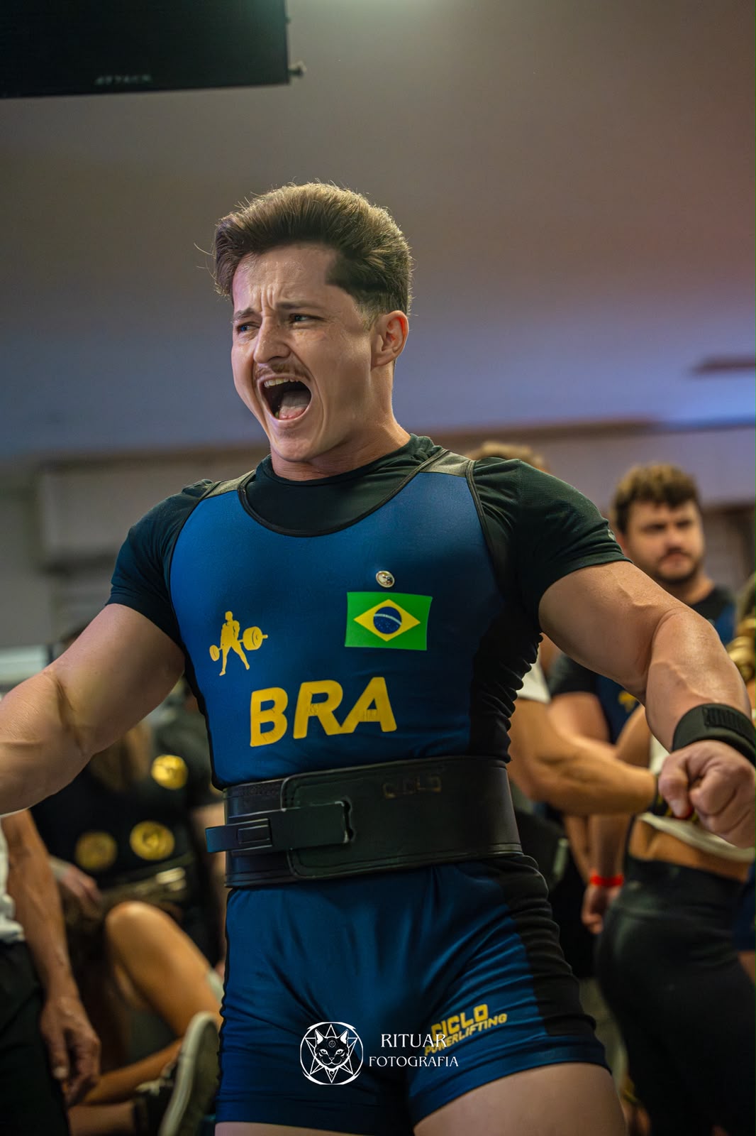 Ponin em setup de deadlift com foco e concentração